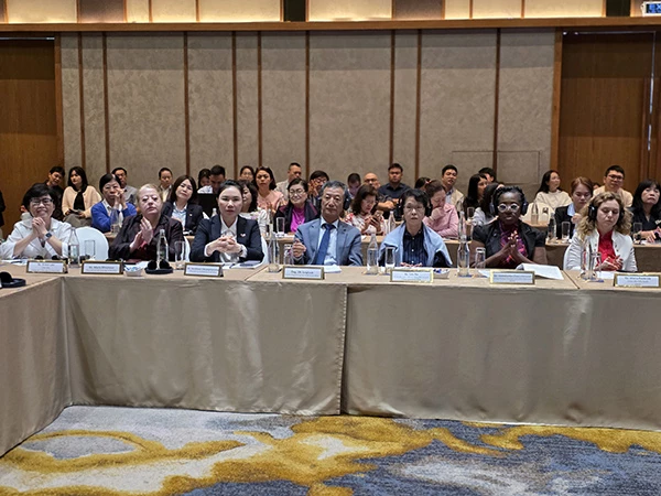 Các đại biểu trong và ngoài nước tham dự hội thảo.