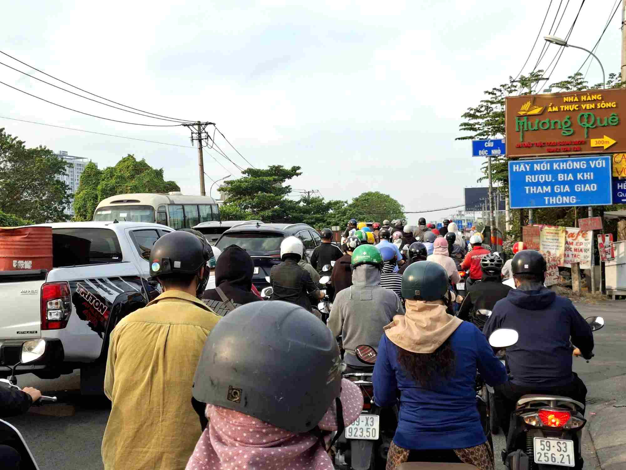 Ùn tắc trên Quốc lộ 13 tại khu vực cầu Đúc Nhỏ.  Ảnh: Minh Quân