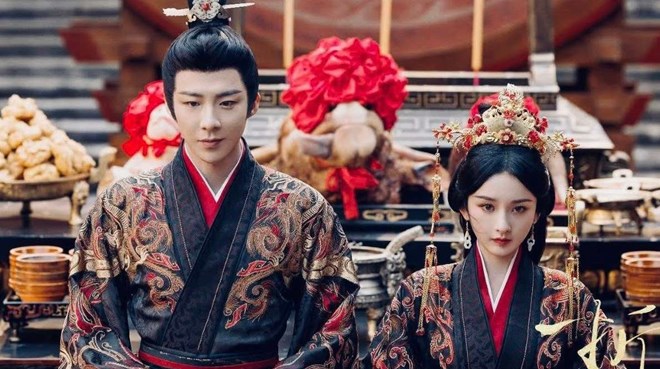 Tống Tổ Nhi và Lưu Vũ Ninh trong phim “Khom lưng“. Ảnh