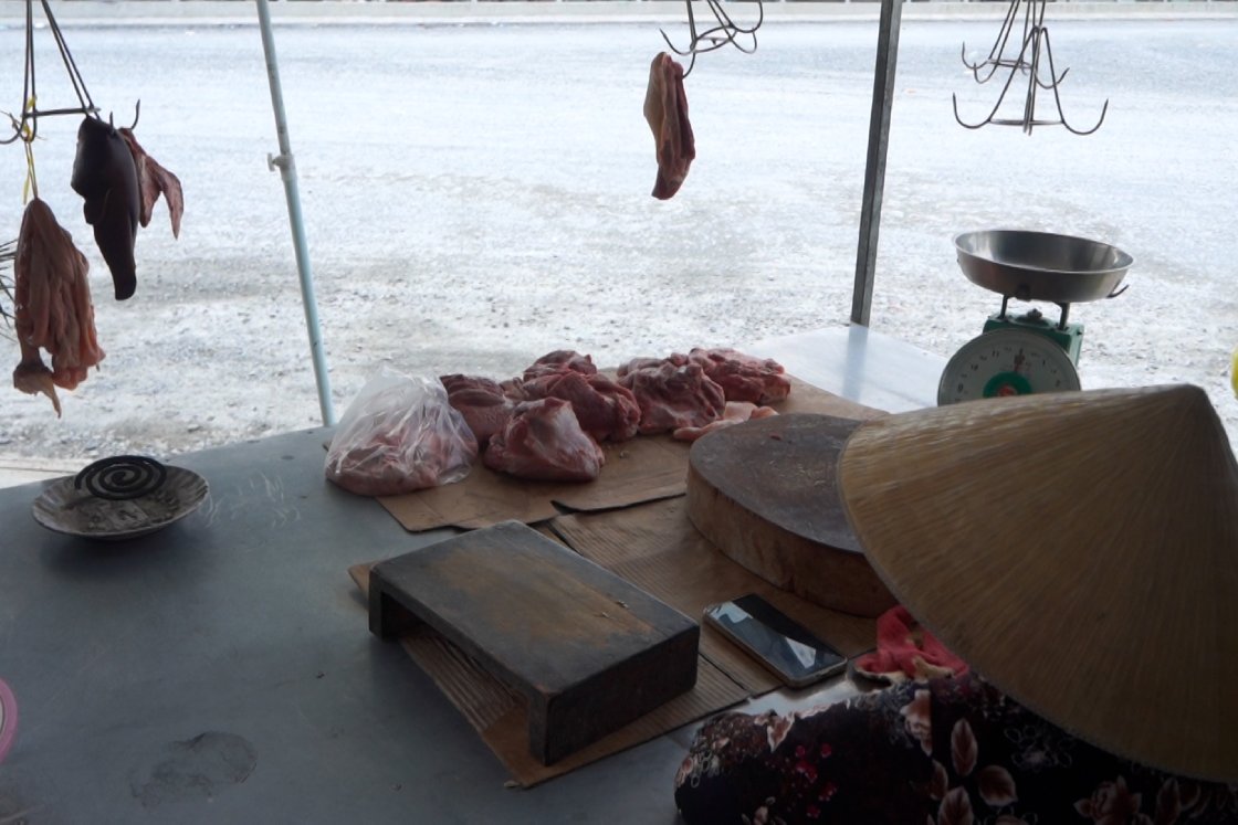 Việc buôn bán ảnh hưởng từ bụi đường. Ảnh: Tạ Quang