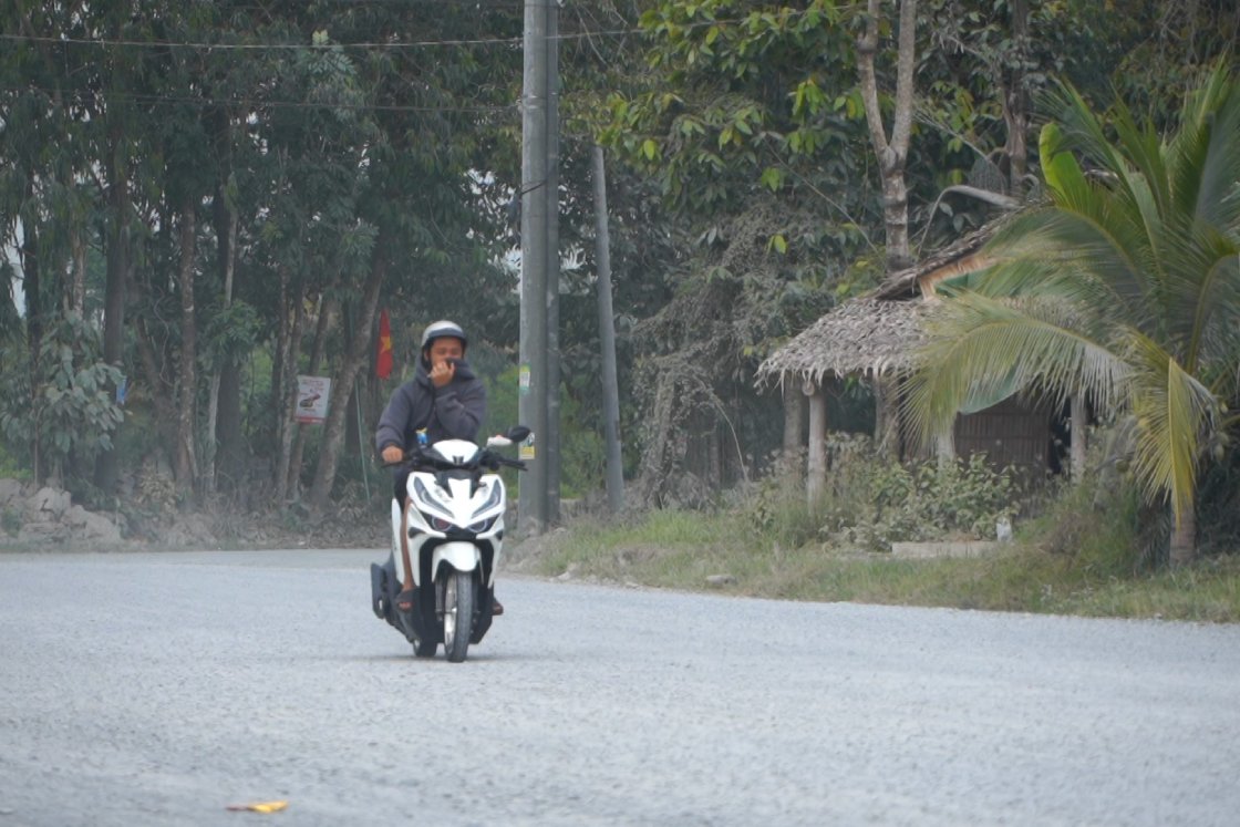 Bụi bay trắng xóa đường. Ảnh: Tạ Quang