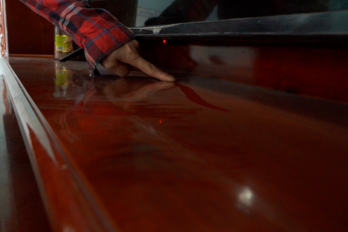 Bụi bay phủ kín kệ ti vi nhà người dân. Ảnh: Tạ Quang