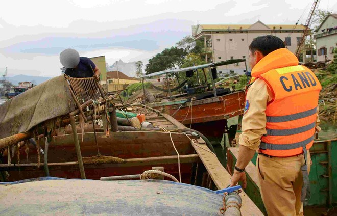 Kiểm tra thực địa dọc tuyến sông Gianh ngăn cát tặc