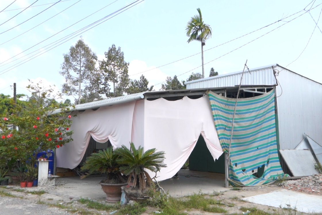 Nhiều nhà dân phải phủ bạt kín. Ảnh: Tạ Quang