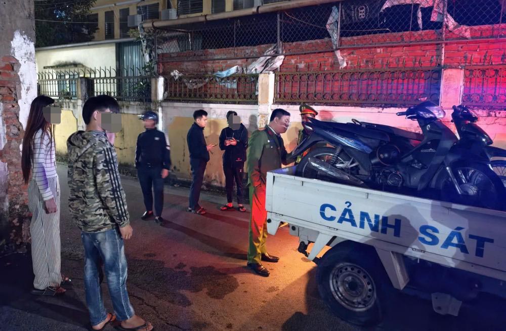 Công an phường Thành Sen tăng cường xử lý vi phạm của thanh thiếu niên vào ban đêm. Ảnh: Công an Hà Tĩnh