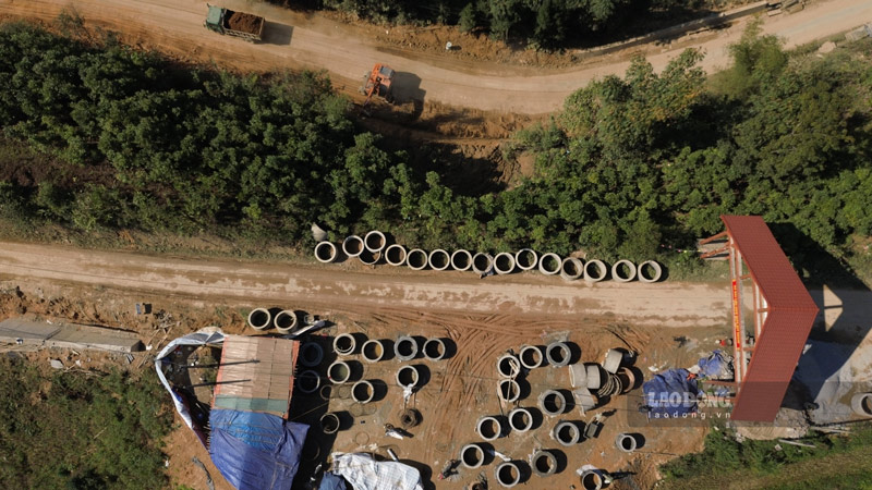 Song song với công tác thi công, việc giải phóng mặt bằng cũng là yếu tố quan trọng giúp đẩy nhanh tiến độ. Ảnh: Đinh Đại