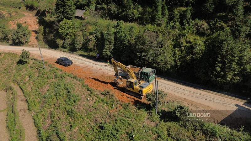 Các máy móc đang triển khai thi công mặt bằng và nền đường. Ảnh: Đinh Đại