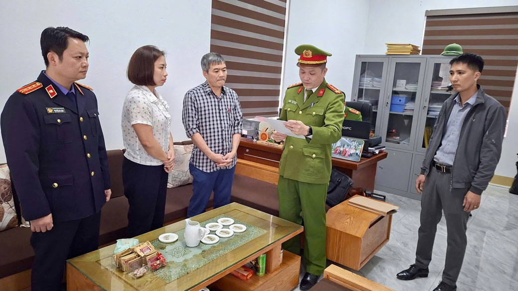 Cơ quan Cảnh sát điều tra Công an tỉnh Lào Cai đọc lệnh khởi tố, bắt tạm giam đối với Phạm Hồng Thắng. Ảnh: Tống Huệ