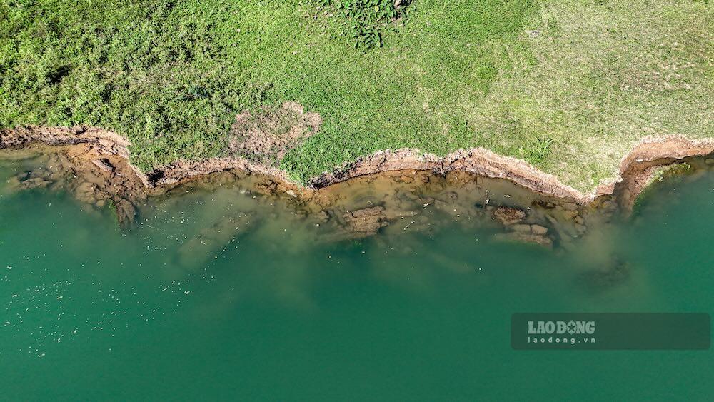 Vị trí những chiếc tàu dàn hàng hút cát đoạn thôn Xuân Sơn, xã Tuyên Hóa sạt lở nghiêm trọng. Ảnh: Phóng viên
