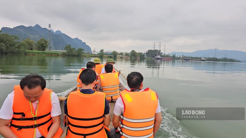 Đoàn kiểm tra do Sở Nông nghiệp và Môi trường tỉnh Quảng Trị chủ trì, phối hợp với Phòng Cảnh sát kinh tế và chính quyền hai xã Tuyên Hóa và Tân Gianh tiến hành kiểm tra trên sông Gianh. Ảnh: Phóng viên