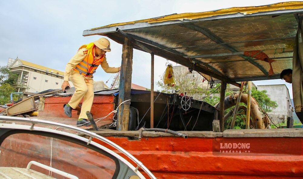 Lực lượng Cảnh sát đường thủy tuần tra, kiểm soát tàu thuyền trên sông Gianh. Ảnh: Phóng viên