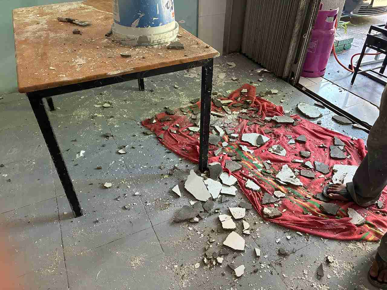 Nhiều mảng sơn bong tróc, hư hỏng sau thời gian chung cư đi vào hoạt động. Ảnh: Hữu Long