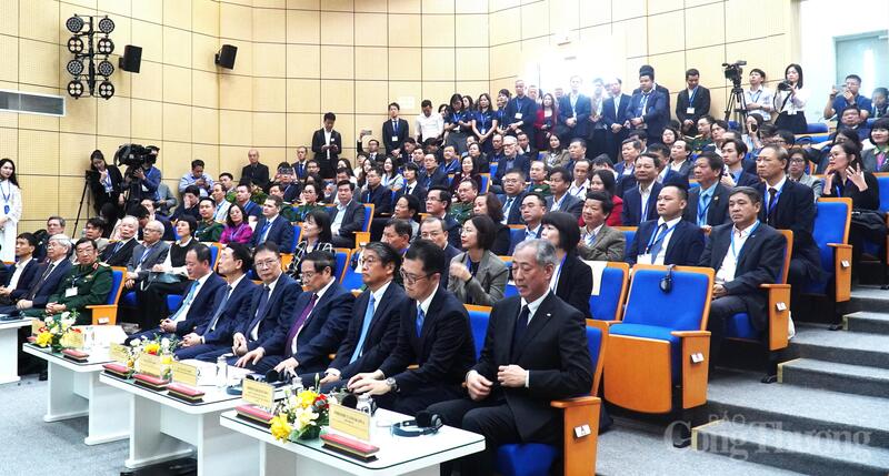 Thủ tướng Phạm Minh Chính cùng Đại sứ đặc mệnh toàn quyền Nhật Bản tại Việt Nam ITO Naoki và lãnh đạo các bộ, ngành tham dự sự kiện. Ảnh: Thu Hường