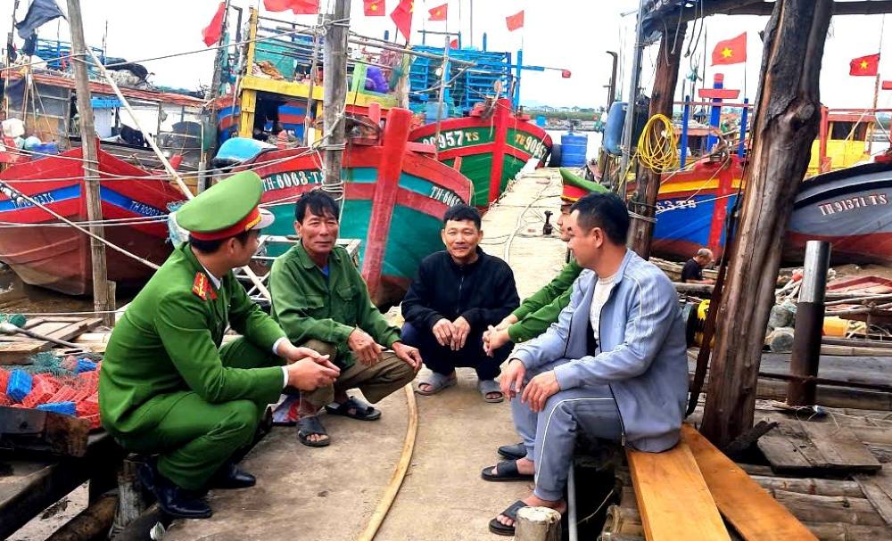 Công an xã Tiên Trang (Thanh Hóa) đến bến thuyền, hướng dẫn cho ngư dân về công tác bầu cử. Công an Thanh Hóa