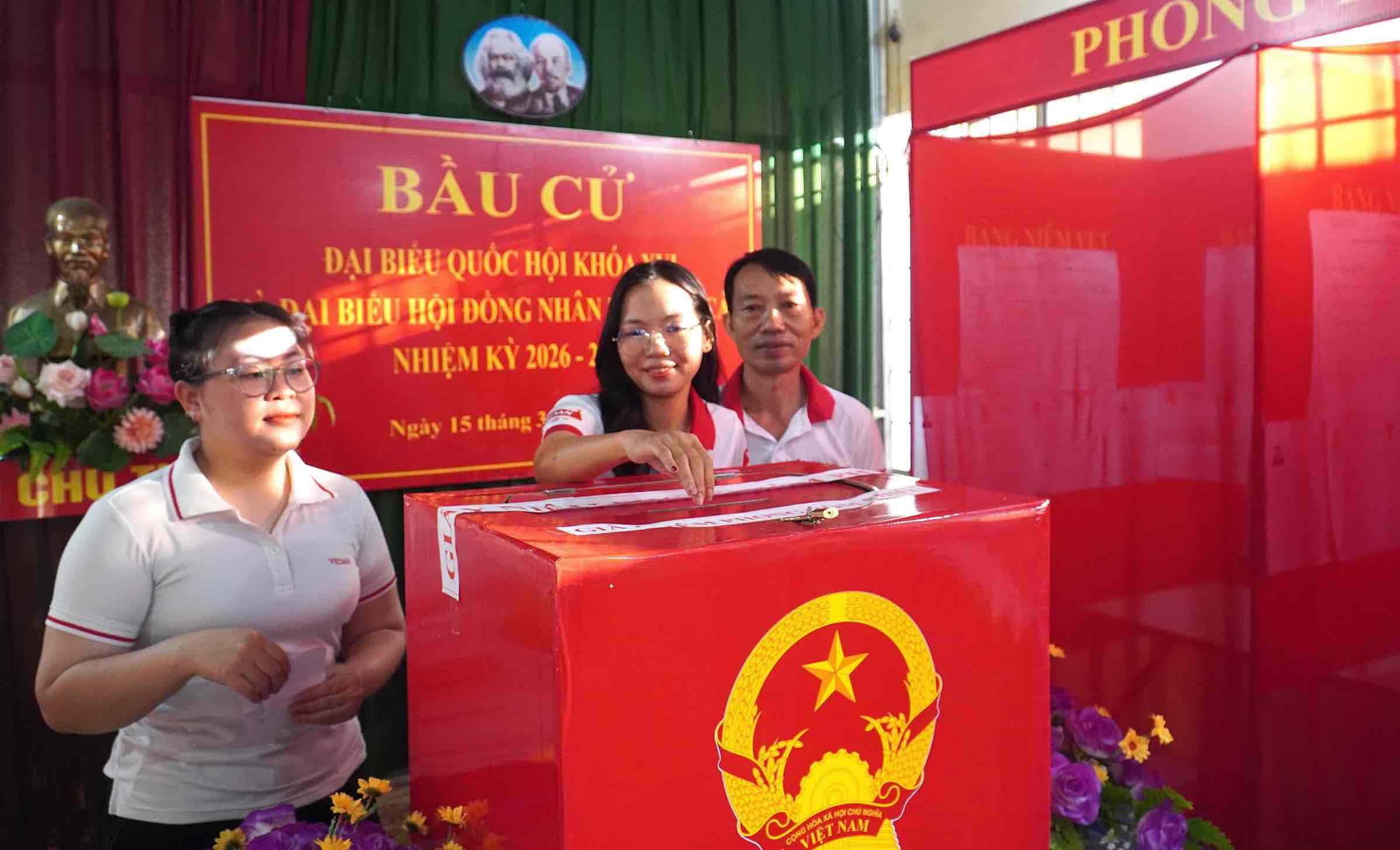 Chị Huyền (giữa) và người lao động Công ty Cổ phần hữu hạn Vedan Việt Nam tham gia bỏ phiếu tại xã Phước Thái, tỉnh Đồng Nai trong sáng ngày 15.3. Ảnh: HAC