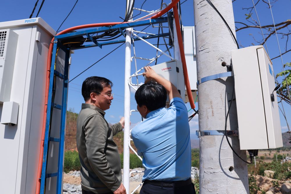Kiểm tra thiết bị tại một trạm BTS trên đèo Đại Ninh. Ảnh: Phạm Duy