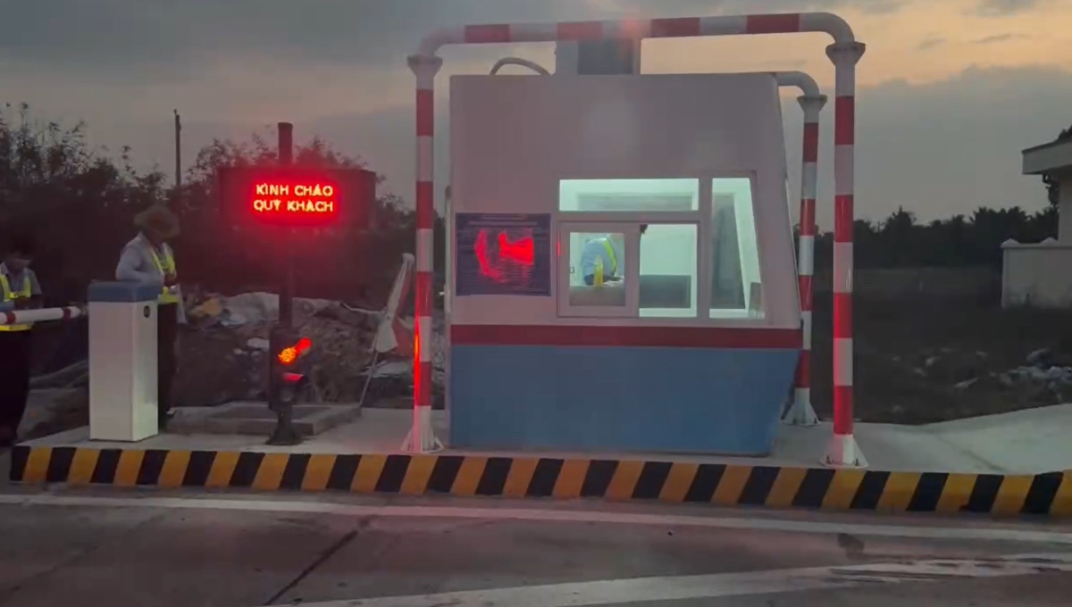 Trạm thu phí tại nút giao Phan Thiết gặp lỗi hệ thống hôm chiều 13.3 khiến barie không tự động mở để ô tô chạy qua. Ảnh: Duy Tuấn