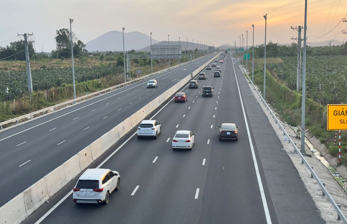 Các xe ô tô lưu thông trên cao tốc Phan Thiết - Dầu Giây, chuẩn bị rẽ ra nút giao Phan Thiết. Ảnh: Duy Tuấn