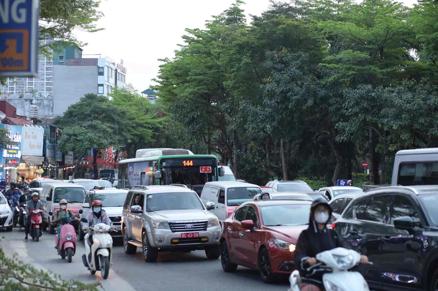 Hàng dài phương tiện nối đuôi nhau, ùn tắc kéo dài vào giờ cao điểm. Ảnh: Kim Thủy
