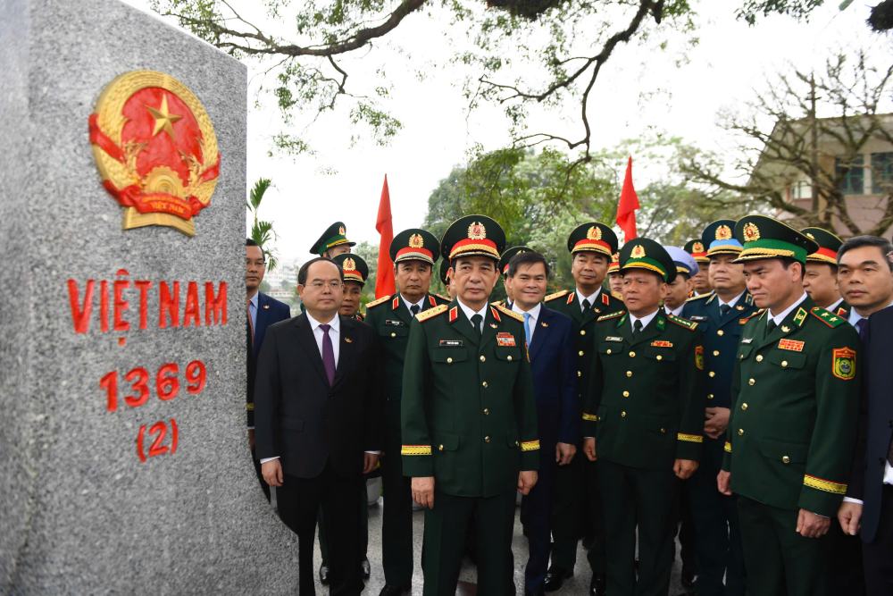 Đại tướng Phan Văn Giang và các đại biểu tại Cột mốc biên giới 1369. Ảnh: Trần Vương