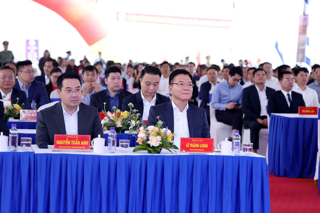 Các đại biểu dự lễ khởi công, động thổ.