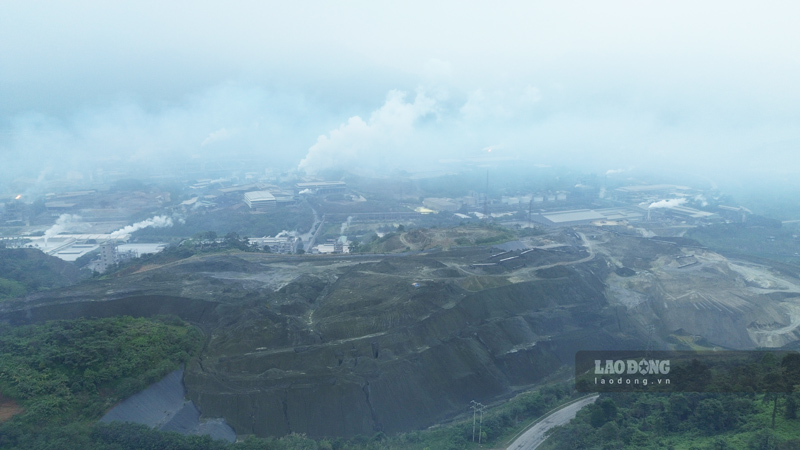 Không khí mù mịt từ những ống khói của doanh nghiệp. Ảnh: Đinh Đại