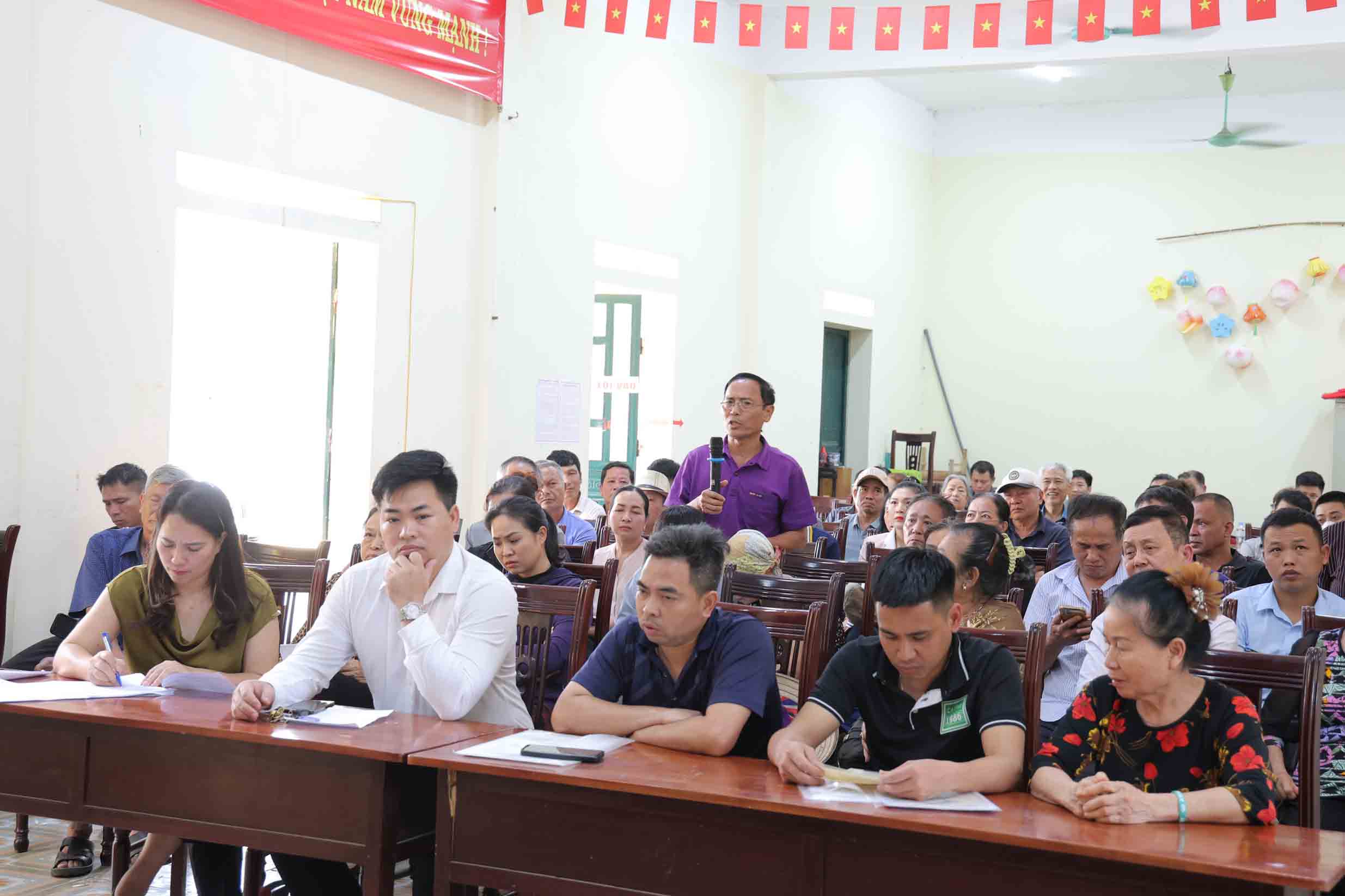 Hàng chục hộ dân tham dự hội nghị đối thoại về dự án mở rộng Quốc lộ 6 đoạn qua địa bàn xã Phú Nghĩa. Ảnh: TTĐT xã Phú Nghĩa