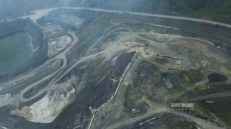 Hiện nay, theo ghi nhận, sau khởi tố loạt lãnh đạo, các công nhân làm việc bình thường, không ghi nhận tình trạng gián đoạn hay ngừng việc sau khi cơ quan chức năng khởi tố vụ án. Tại một số khu vực sản xuất, xe chở nguyên liệu và hàng hóa vẫn ra vào thường xuyên. Ảnh: Đinh Đại