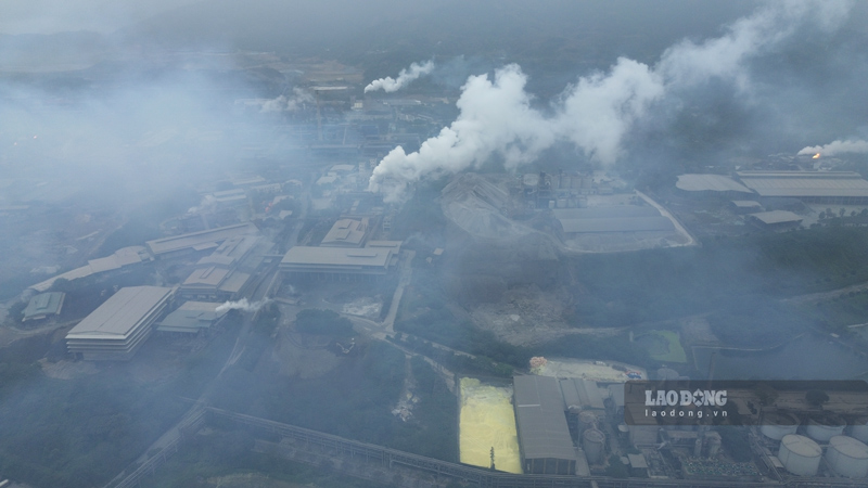 Những làn khói trắng khiến khu vực xung quanh trở nền mù mịt. Ảnh: Đinh Đại