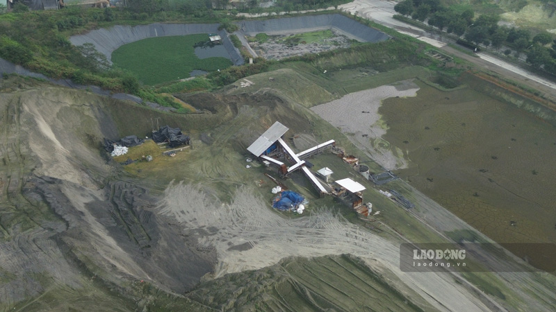 Theo Bộ Công an, Nhà máy hóa chất Đức Giang trong quá trình hoạt động đã đổ thải trái phép hàng triệu tấn chất thải, trên diện tích hàng chục hecta tại địa bàn Khu công nghiệp Tằng Loỏng, xã Tằng Loỏng, gây ô nhiễm môi trường, ảnh hưởng nghiêm trọng đến đời sống người dân trên địa bàn. Ảnh: Đinh Đại