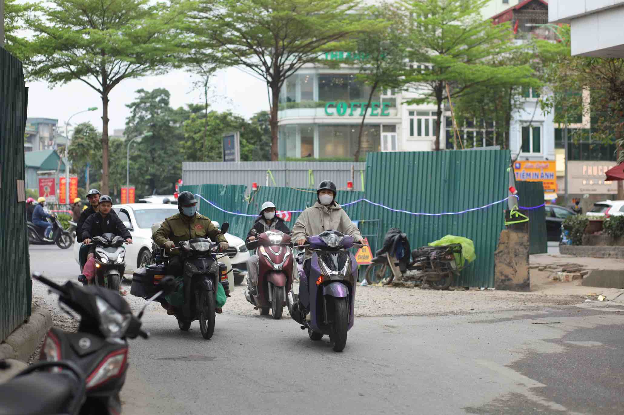 Rào chắn thi công chống ngập vì mùa mưa an toàn. Ảnh: Ngọc Thuỷ