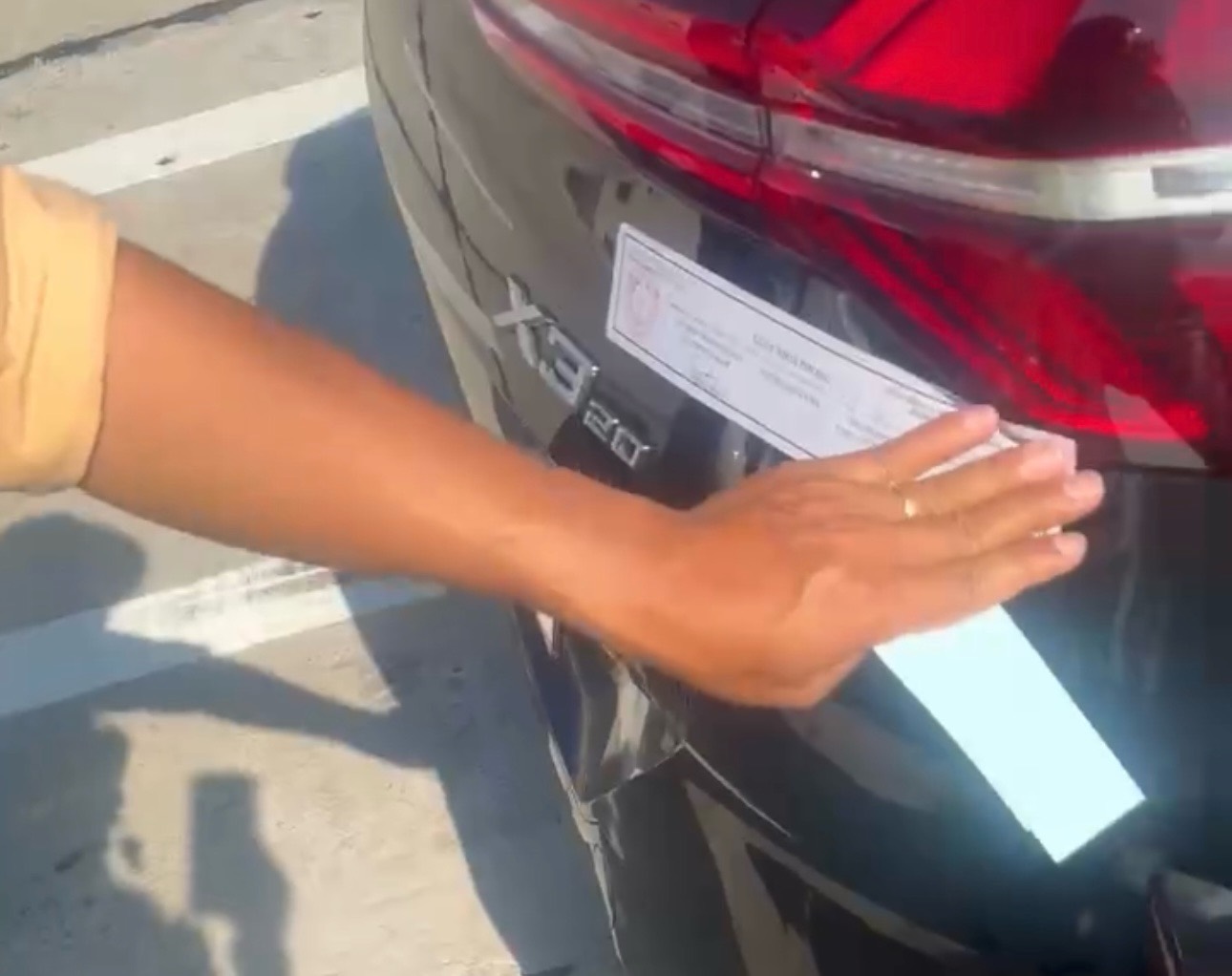 Xe ô tô hạng sang bị tạm giữ do tài xế và chủ xe vi phạm nhiều lỗi. Ảnh: Cảnh sát Giao thông