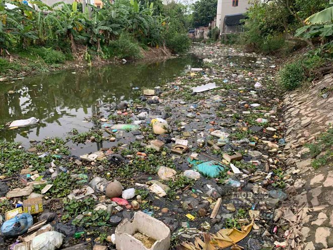 Rác thải bủa vây dòng sông ở Hưng Yên