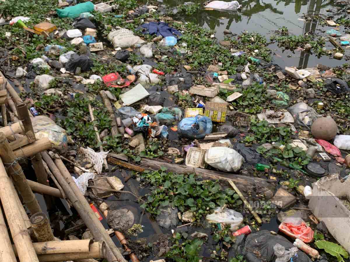 Vị trí Trạm bơm cầu Lê có luồng chắn để rác không vào máy hút của trạm bơm. Ảnh: Hà Vi