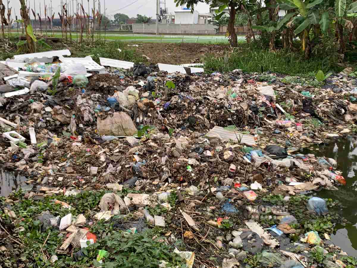 Phía bên bờ sông rác chất thành nhiều lớp, bốc mùi hôi thối. Ảnh: Hà Vi