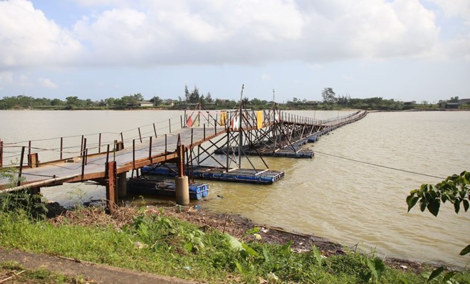 Cầu phao Triệu Độ chưa rõ ngày hoạt động vì tranh cãi “bè hay cầu”