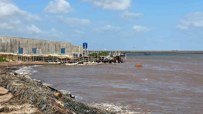 Sạt lở lan rộng bên bờ biển Đông Hải