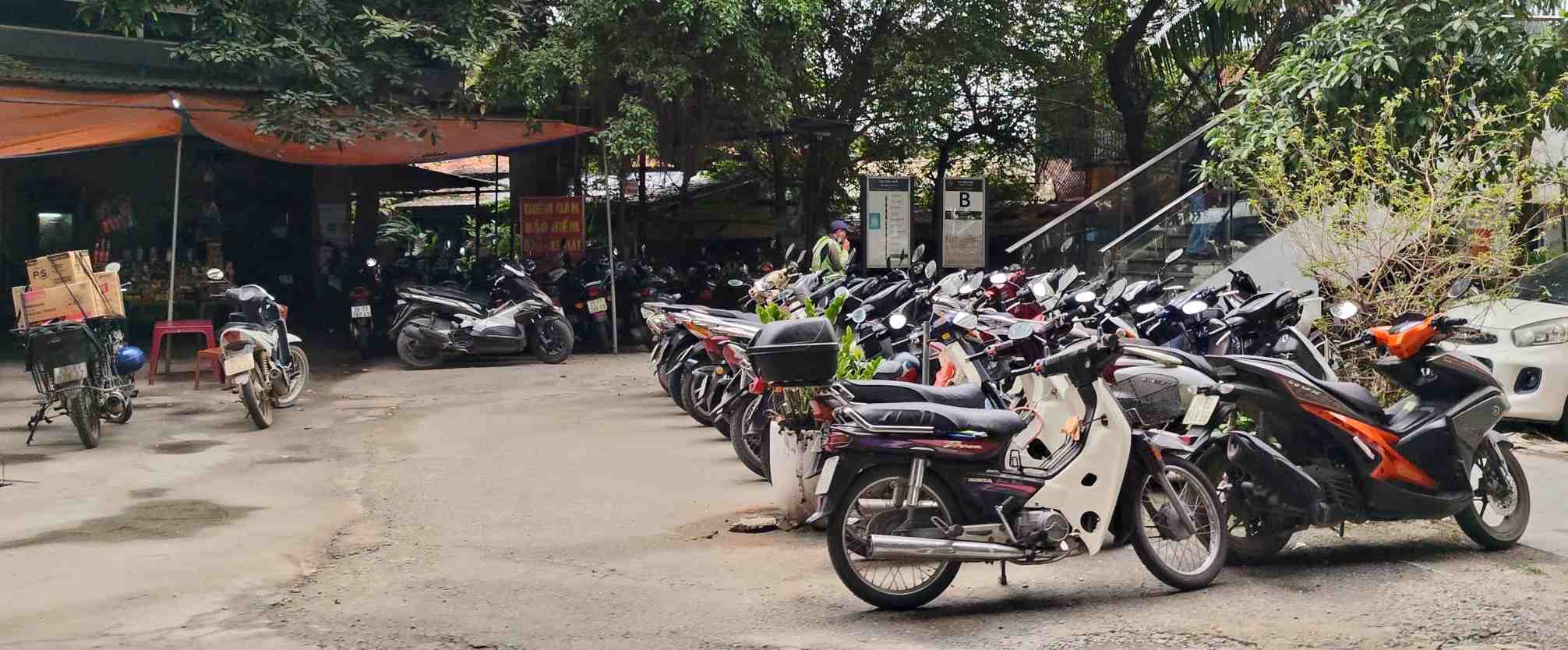 Bãi giữ xe tự phát, không đảm bảo an toàn nên dễ xảy ra cháy nổ. Ảnh: Tiến Viên