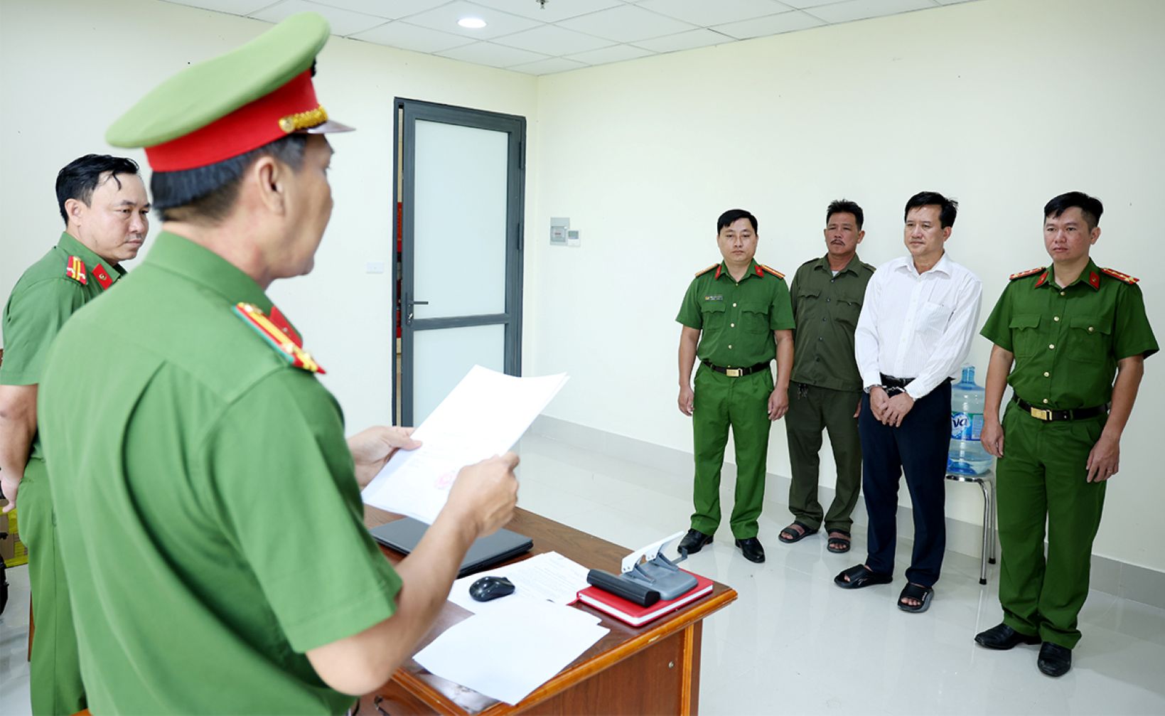 Phòng Cảnh sát kinh tế Công an tỉnh thi hành lệnh bắt bị can Đỗ Viết Dự  để tạm giam về hành vi “In, phát hành, mua bán trái phép hoá đơn, chứng từ thu nộp ngân sách nhà nước”. Ảnh: Vũ Tiến