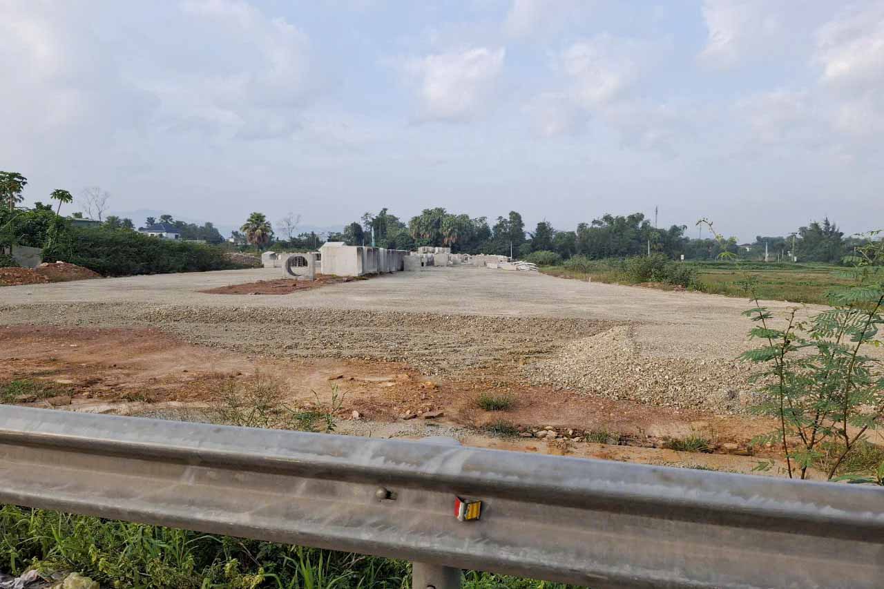 Mặt bằng của dự án đoạn đấu nối với Quốc lộ 1 cũng đang vướng mắc chưa thể thi công. Ảnh: Trần Tuấn