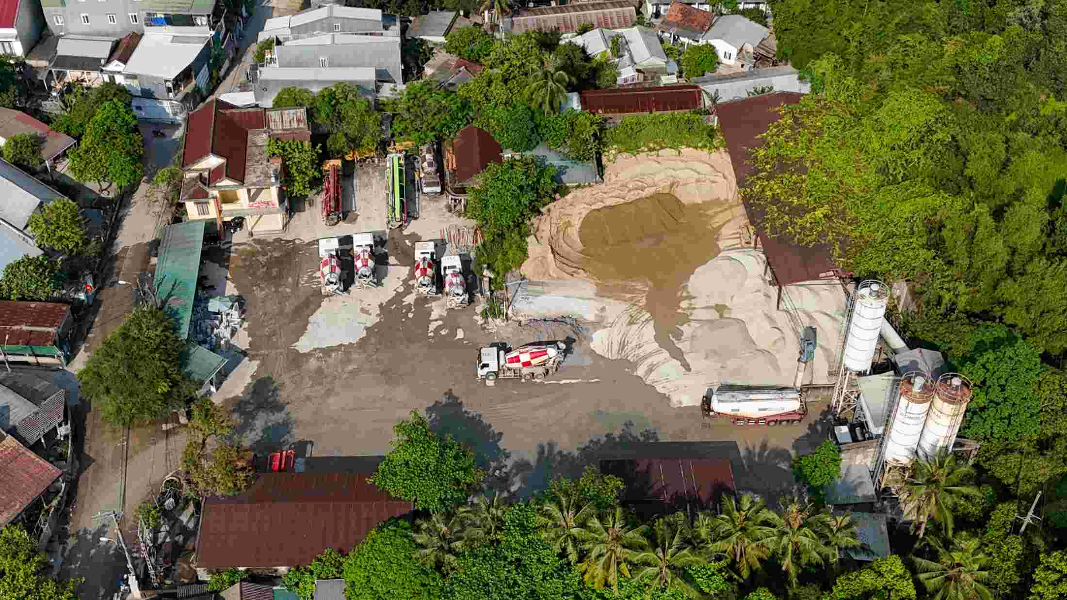 Trạm trộn bê tông ở 84/6 Nguyễn Khoa Chiêm (TP Huế) nằm lọt thỏm giữa khu dân cư đông đúc. Ảnh: Phóng viên