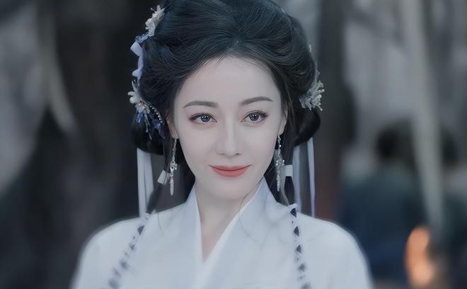 Tạo hình của Địch Lệ Nhiệt Ba trong phim “Bạch nhật đề đăng“. Ảnh: VieON