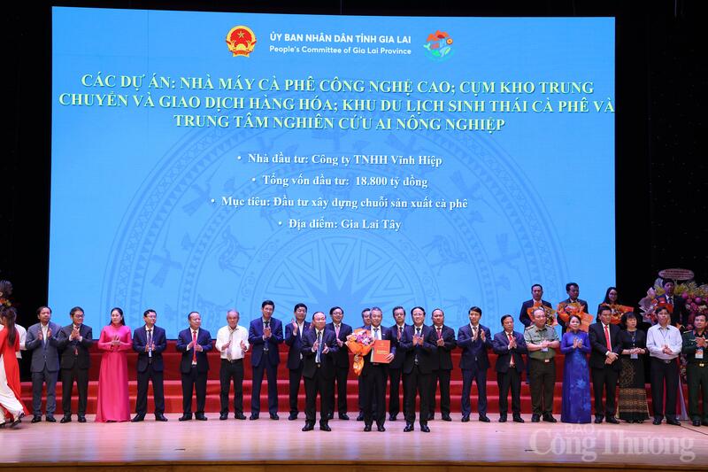 Trao chủ trương đầu tư cho các dự án của Công ty TNHH Vĩnh Hiệp. Ảnh: Hiền Mai