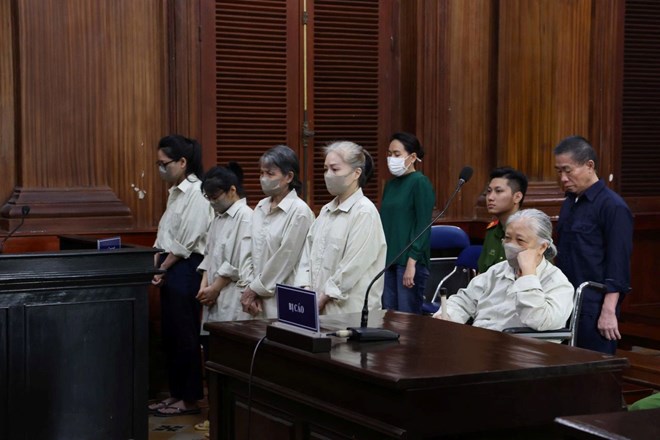 Hoãn xét xử nhóm người nhà đại gia Hứa Thị Phấn để xác minh tài sản