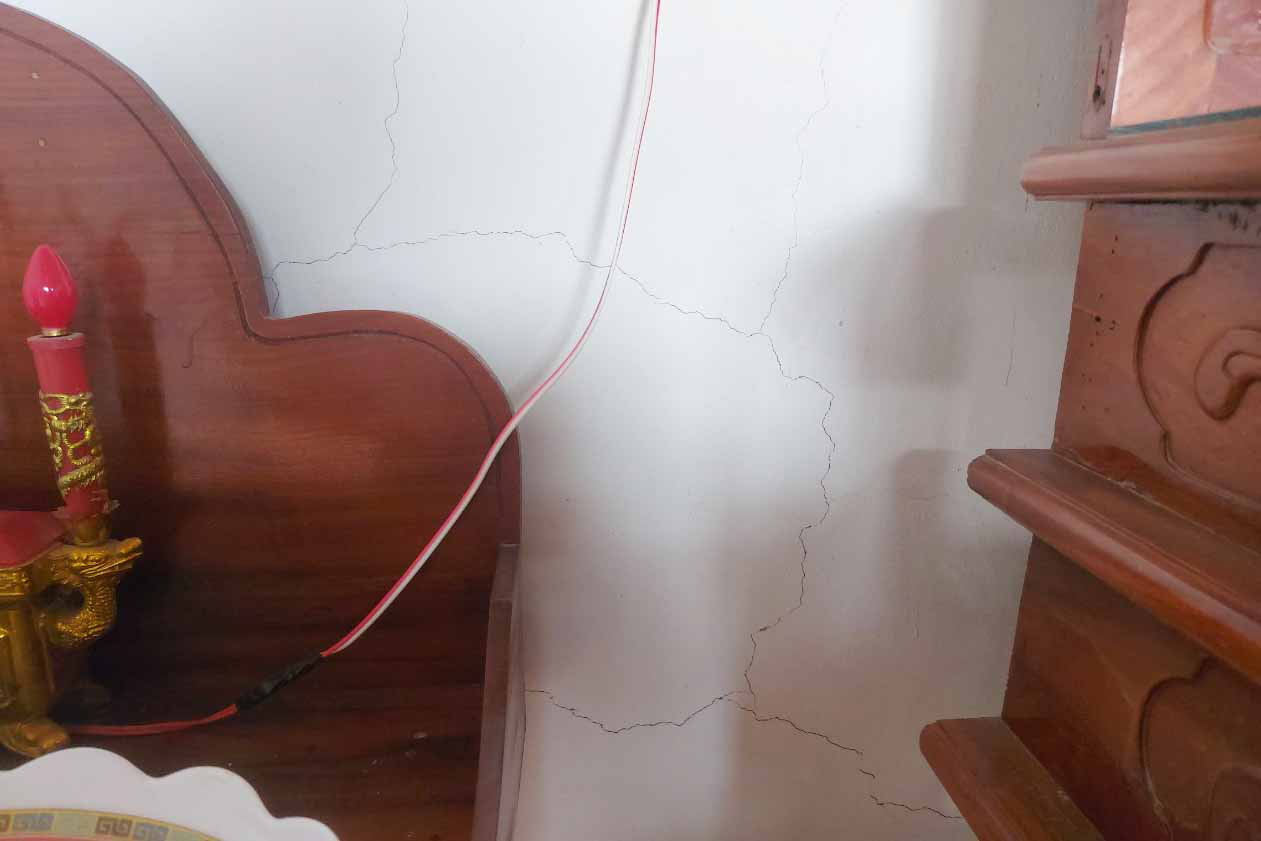 Vết nứt một nhà dân ở xã Sơn Kim 1. Ảnh: Trần Tuấn