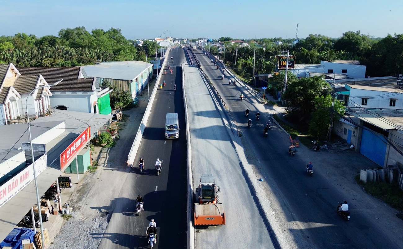 Đối với cầu Ông Thìn - hạng mục quan trọng bắc qua sông Cần Giuộc hiện đã cơ bản hoàn thành phần cầu chính