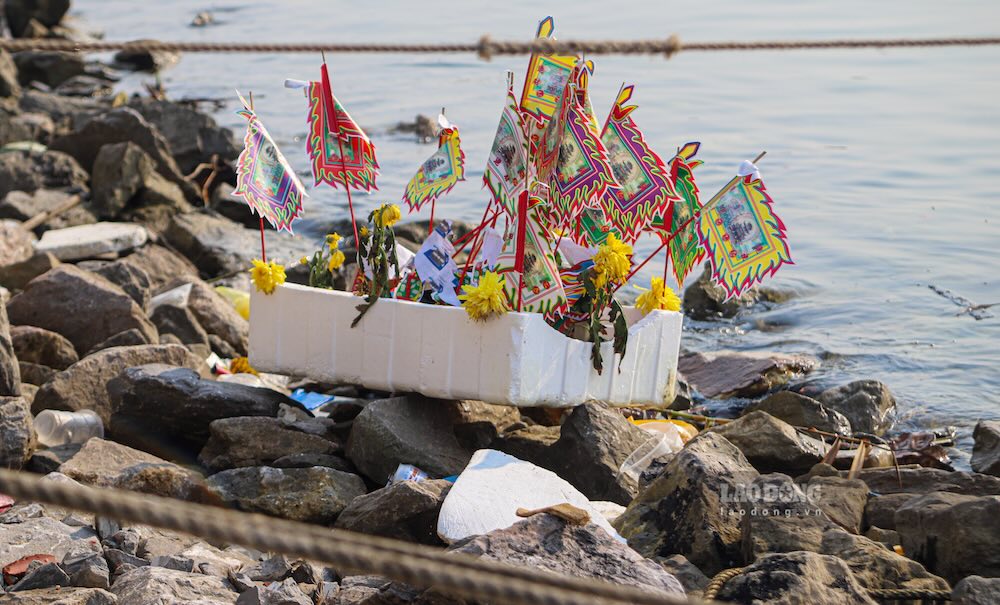 Rác thải tâm linh mắc cạn trên những tảng đá. Ảnh: Nguyễn Luân