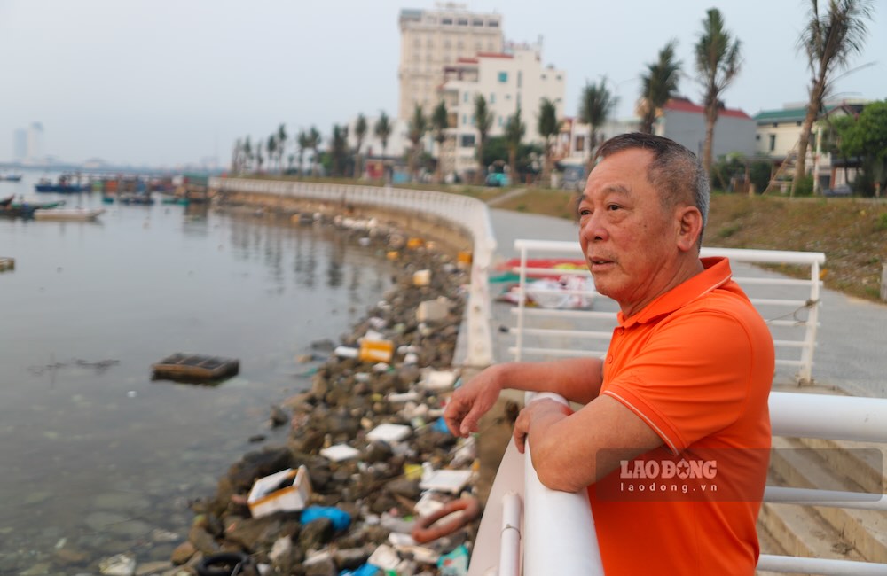 Những người đi bộ thể dục như ông Thái đều cảm thấy khó chịu với mùi hôi của rác thải. Ảnh: Nguyễn Luân