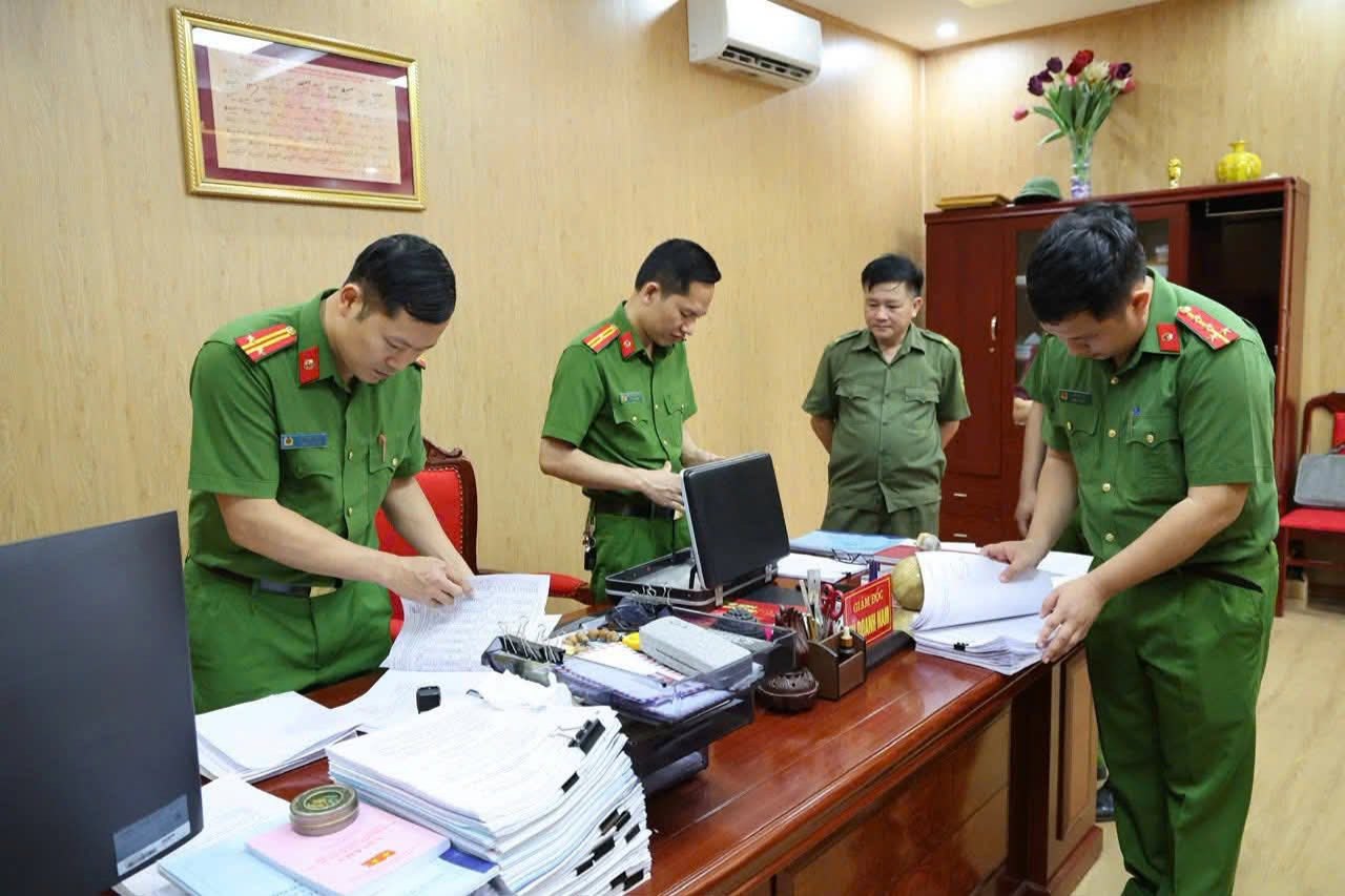 Cơ quan công an khám xét nơi làm việc của