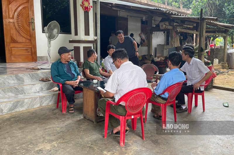 Chính quyền phối hợp tuyên truyền đến các hộ dân về việc thực hiện dự án. Ảnh: Đinh Đại